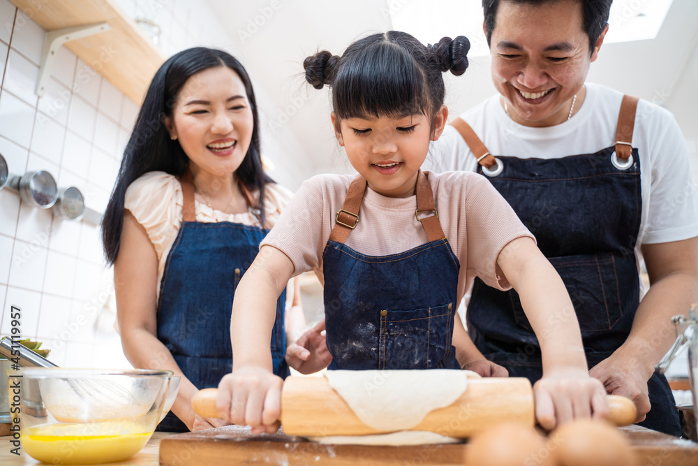 亚洲幸福家庭待在家里的厨房、烘焙面包店和食物。