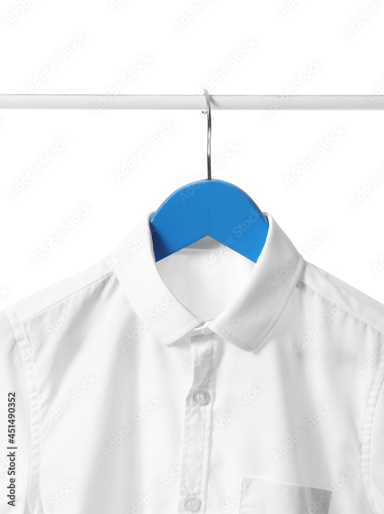 白色背景时尚衬衫衣架