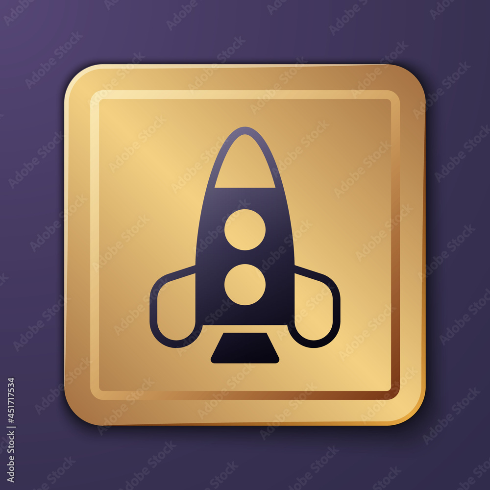 紫色背景上隔离的紫色火箭飞船玩具图标。太空旅行。金色方形按钮。矢量