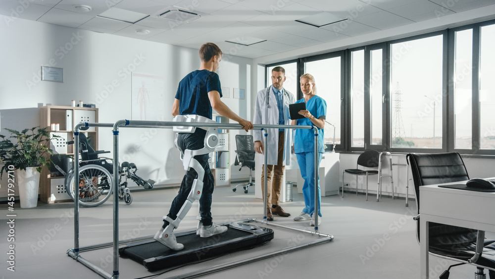 现代医院物理治疗：受伤患者穿着先进的机器人Ex在跑步机上行走