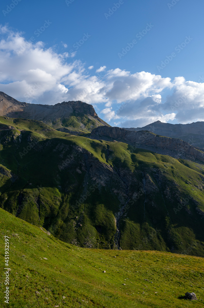 Paysage de montagne dans le col du Galibier en été dans le département des Hautes-Alpes en France