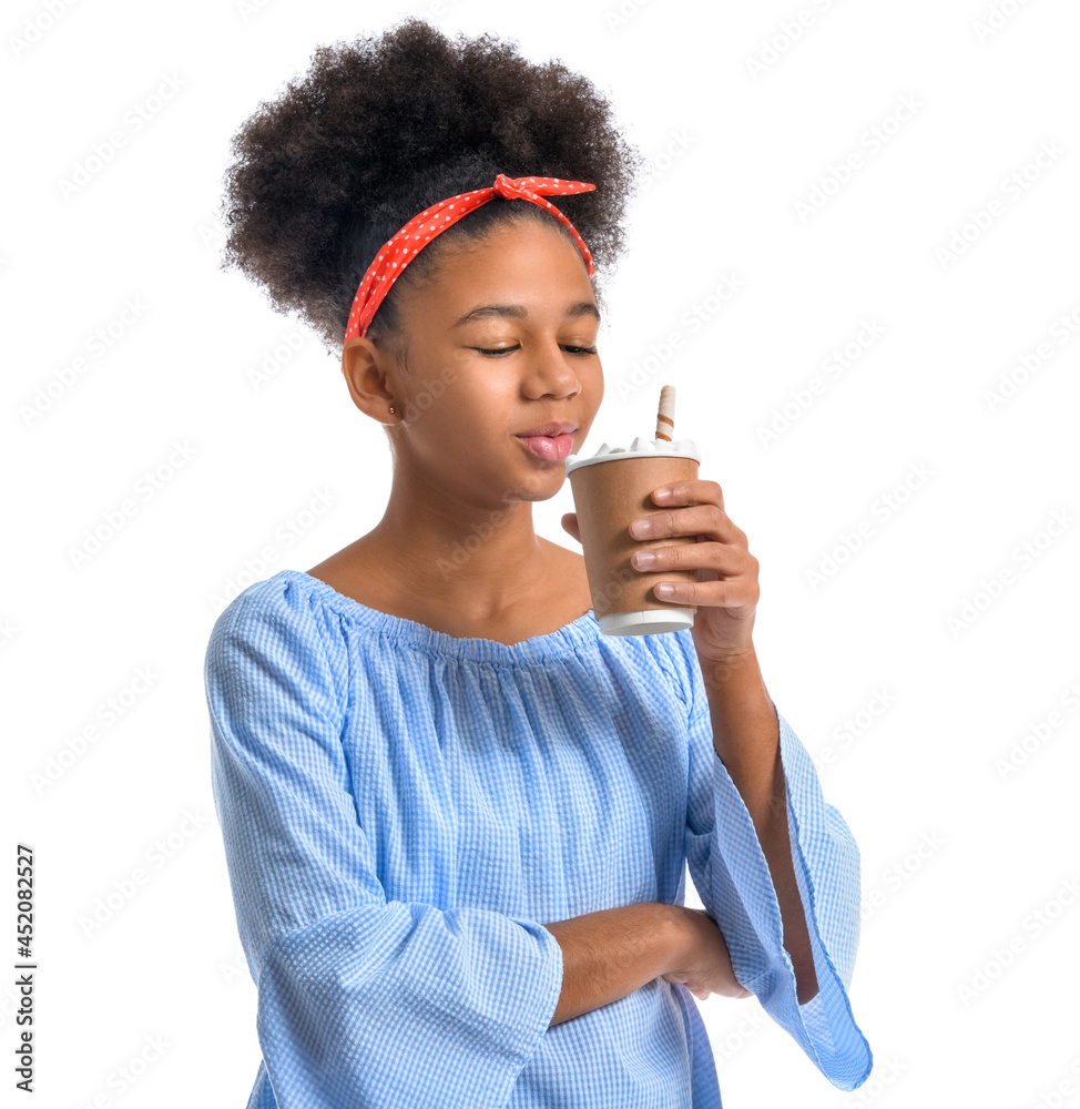 时尚的非裔美国少女在白色背景下喝着热可可