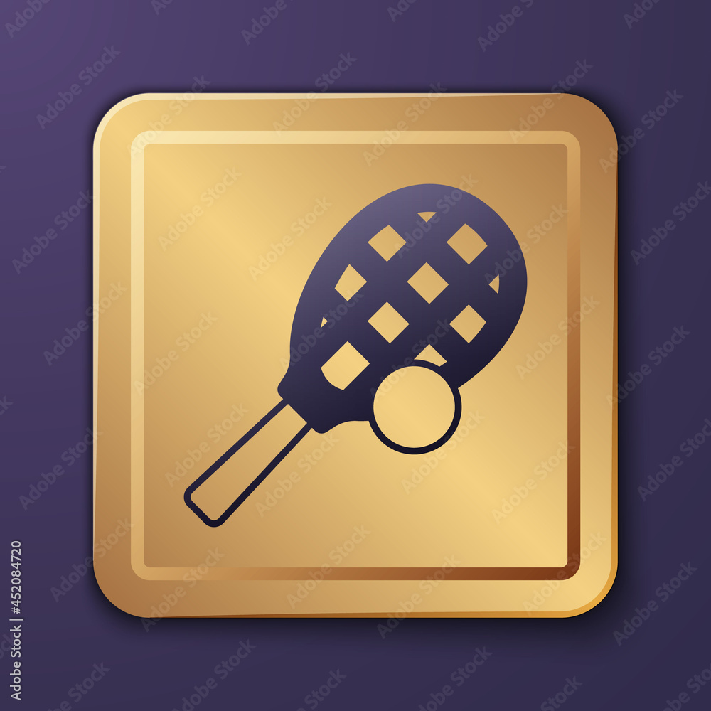 紫色网球拍，球图标隔离在紫色背景上。运动装备。金色方形屁股