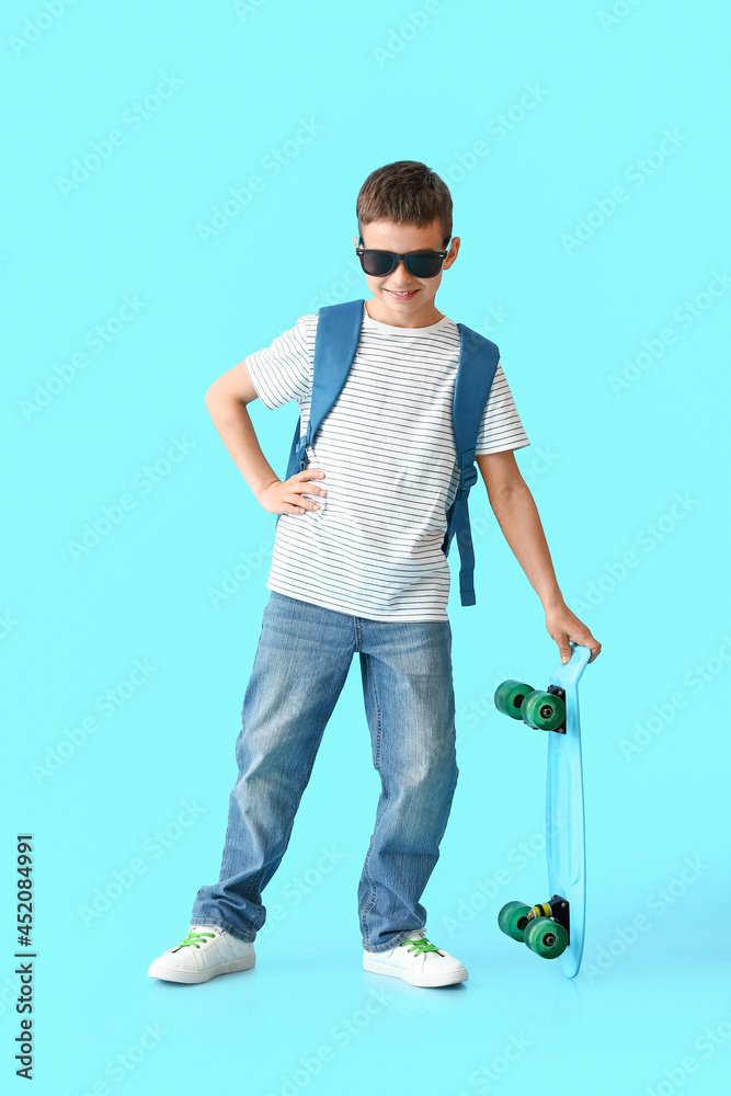 彩色背景滑板的小男生
