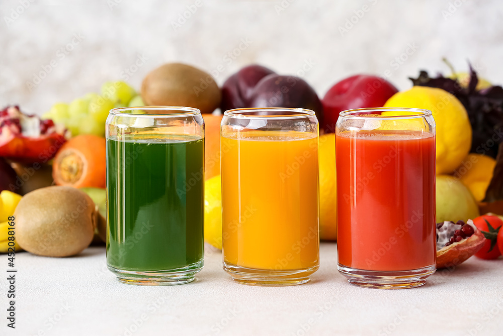 浅色背景下的健康果汁、水果和蔬菜玻璃杯