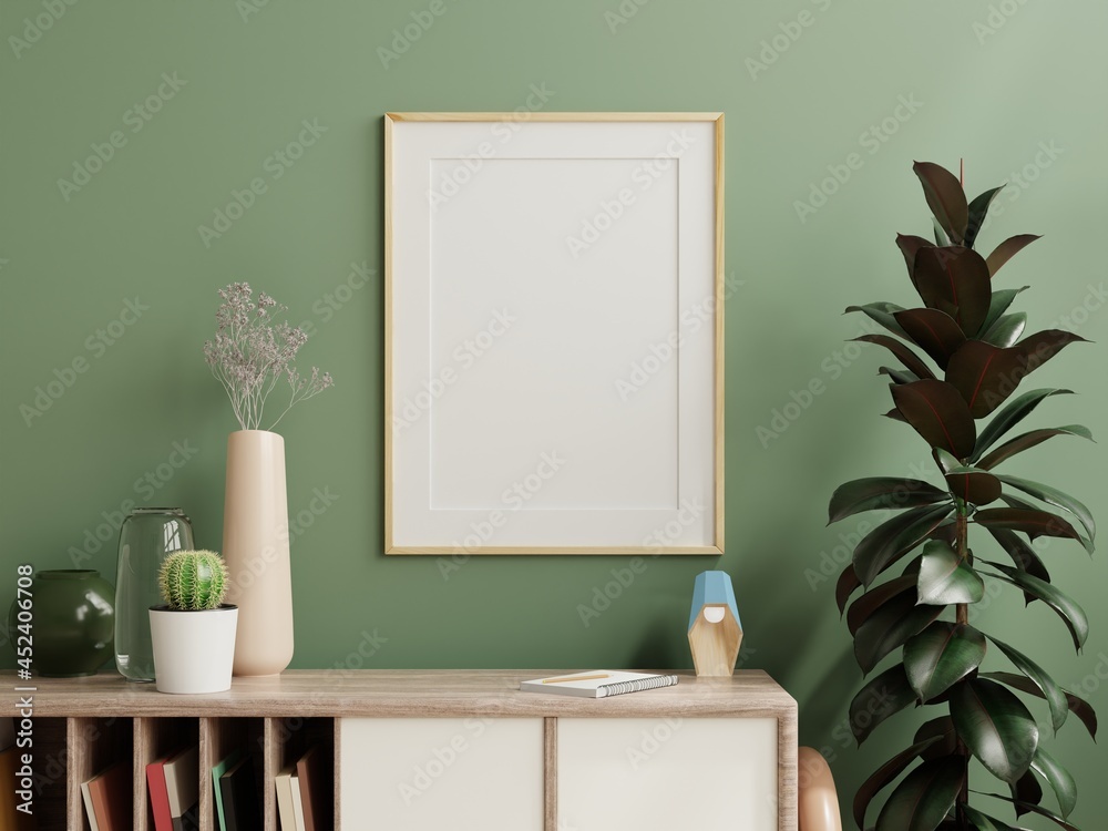 实体相框绿色墙壁安装在木制橱柜上，上面有美丽的植物。