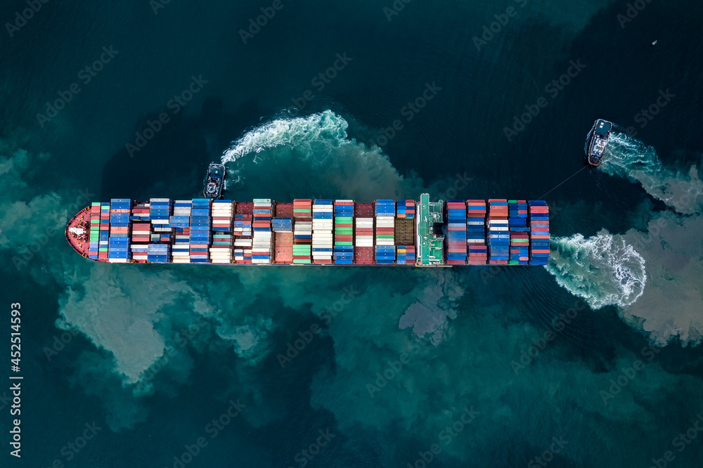 进出口业务和物流中的集装箱船。用起重机将货物运至港口。水