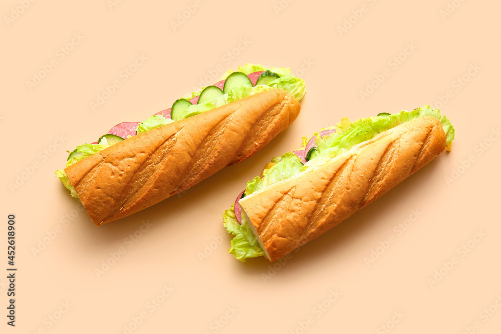 彩色背景的美味三明治