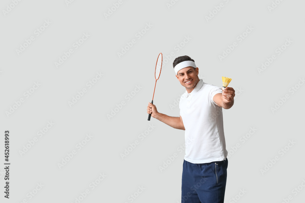 轻背景运动型男子羽毛球运动员