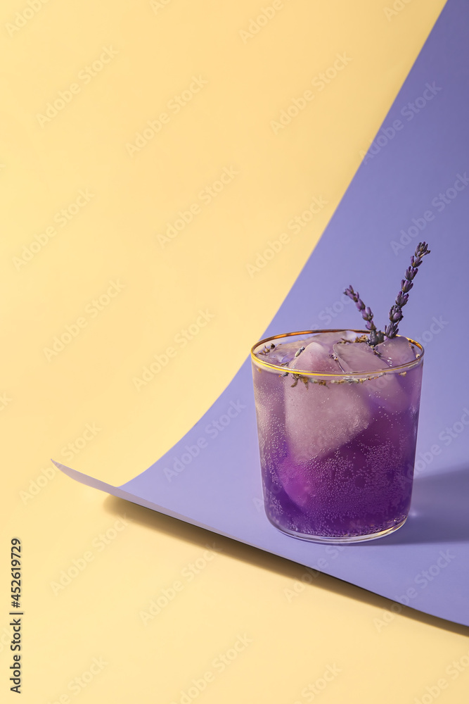 一杯淡紫色背景的新鲜鸡尾酒