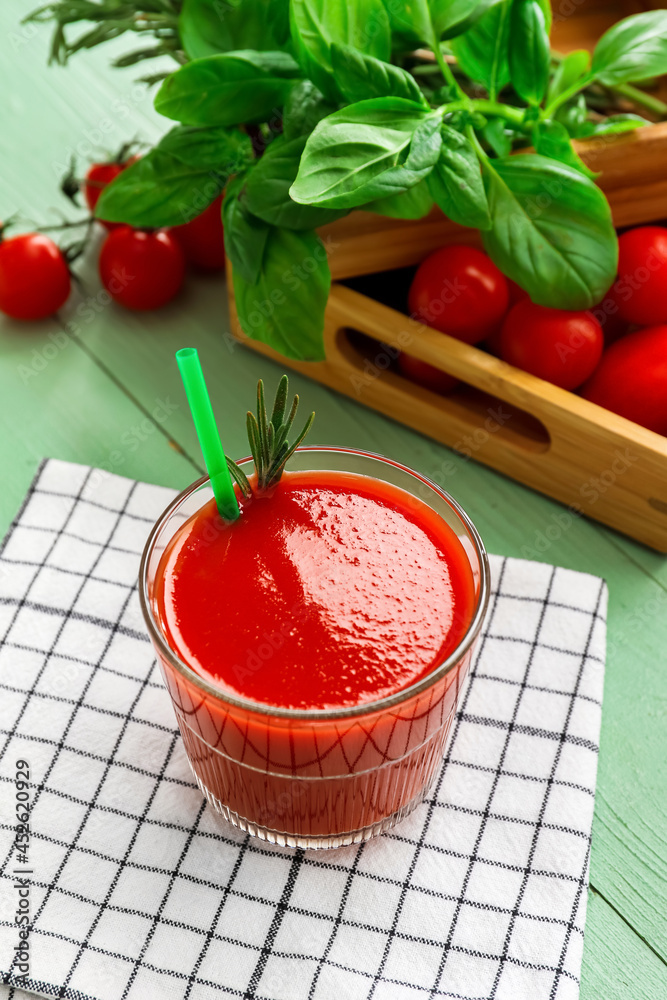 一杯美味的番茄汁，彩色木质背景