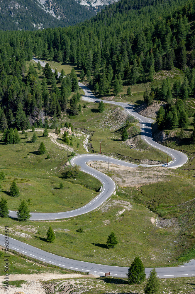 Route de montagne sinueuse dans le massif du Queyras dans le département des Hautes-Alpes en été en 