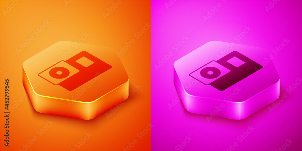 等距动作极限摄像机图标隔离在橙色和粉色背景上。摄像机设备