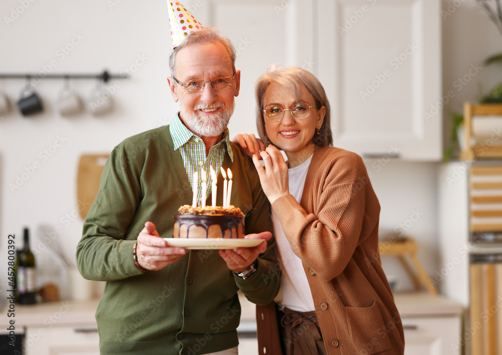 老年夫妇带着蛋糕庆祝生日和周年纪念