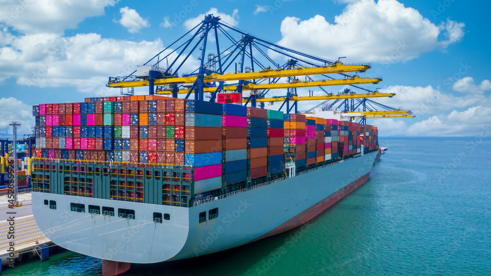 集装箱船卸货起重船海港，全球商务物流进出口货运