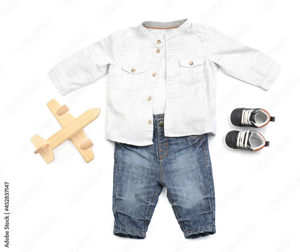 白色背景带玩具的时尚婴儿服装