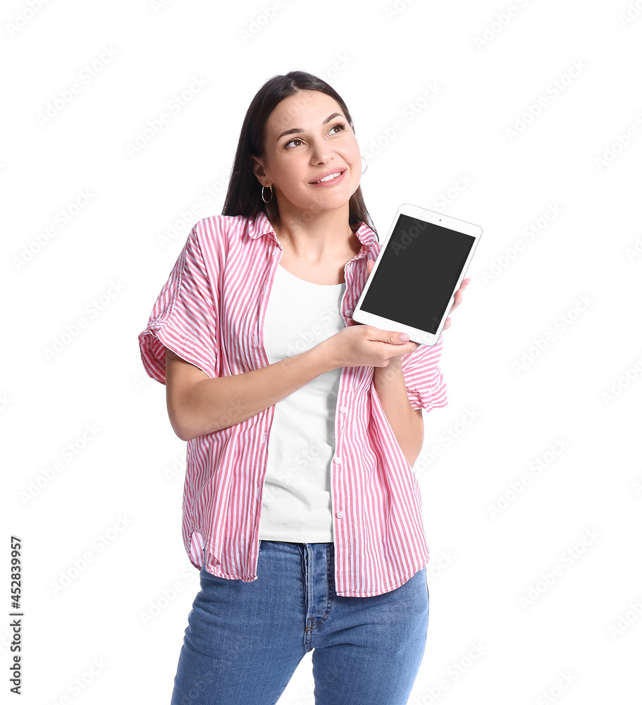 白底平板电脑的年轻女性