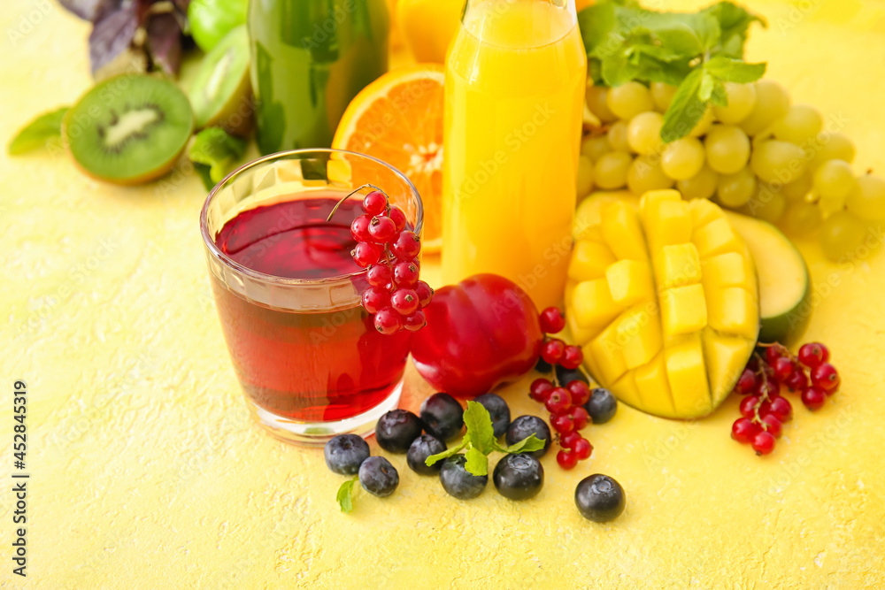 彩色背景上有健康果汁、水果和蔬菜的玻璃杯