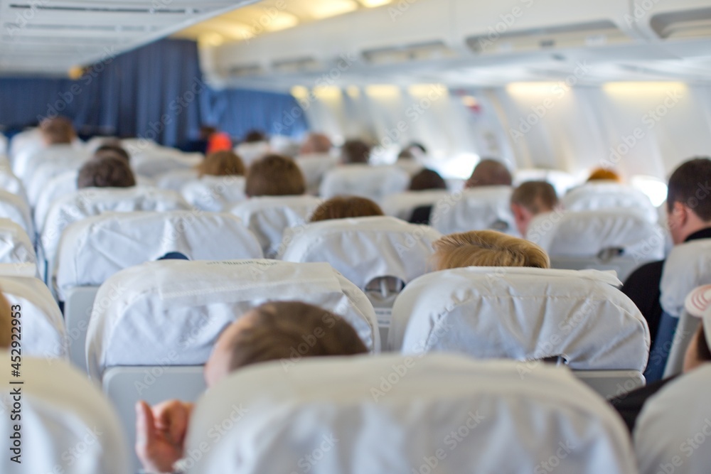 座位上有乘客的飞机内部