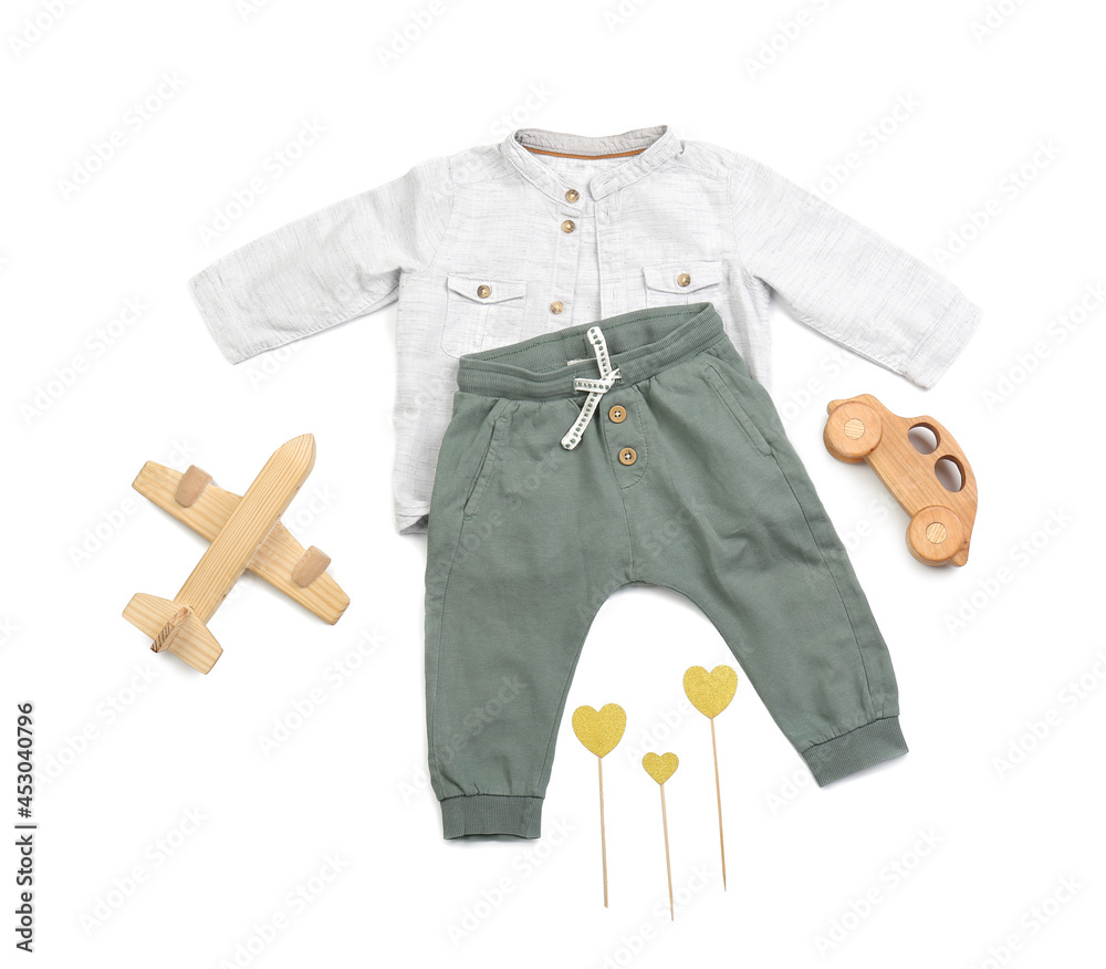 时尚的婴儿衣服，白色背景有玩具