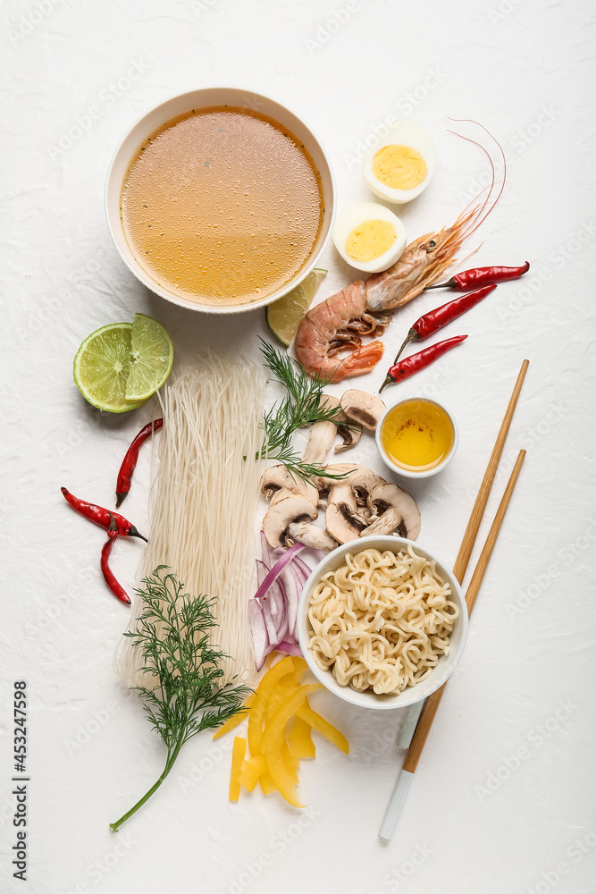 一碗清淡的泰国汤和配料