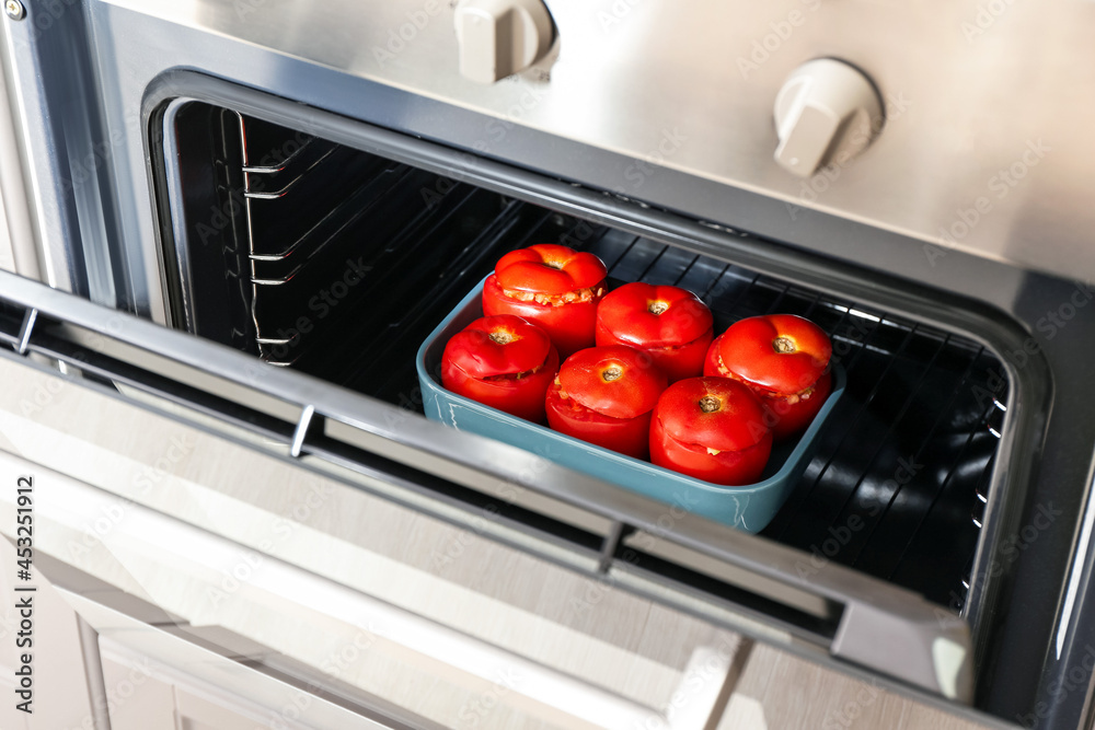 烤箱里的生番茄馅烤盘