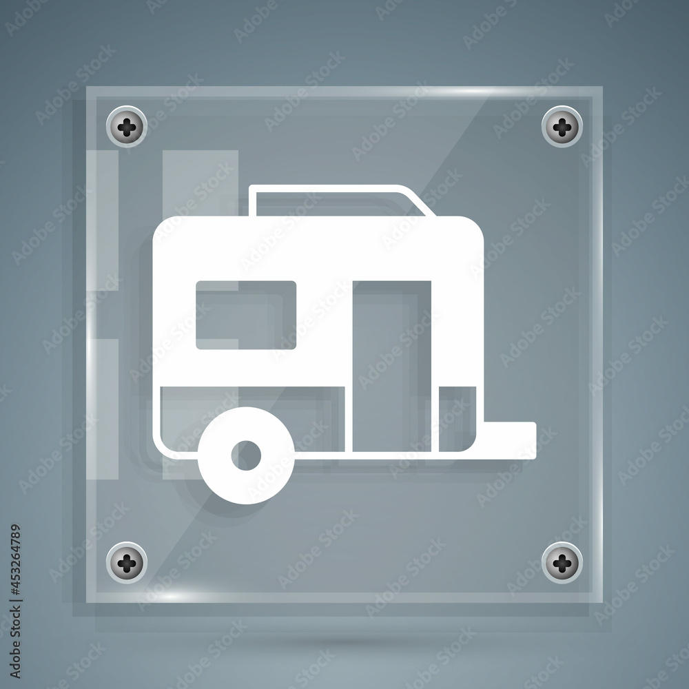 白色Rv露营拖车图标隔离在灰色背景上。旅行移动房屋、房车、家庭露营车