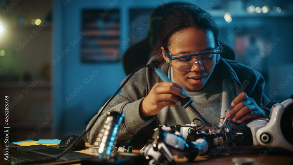 年轻的青少年多民族女学生正在学习电子和焊接电线和电路板