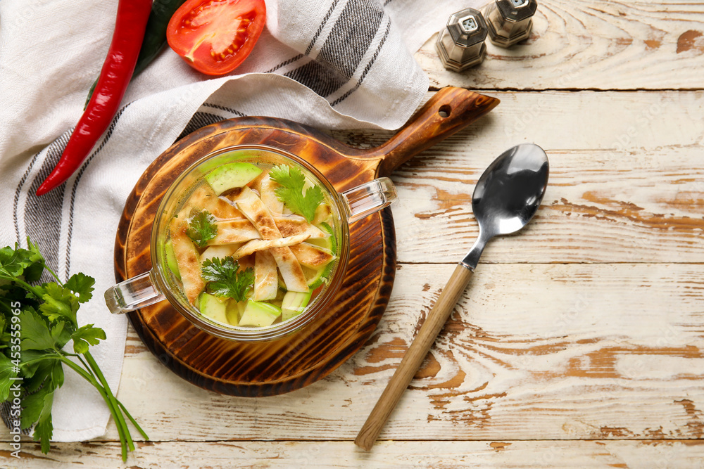 在浅色木质背景上搭配美味的Sopa de Lima汤