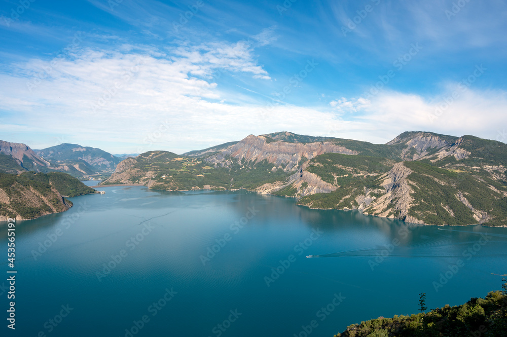 Paysage du lac de Serre-Ponçon entouré de montagne autour du village de Le Sauze-du-Lac dans le dépa