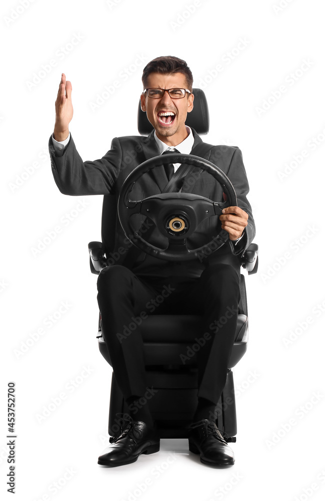 愤怒的商人坐在汽车座椅上，方向盘白底
