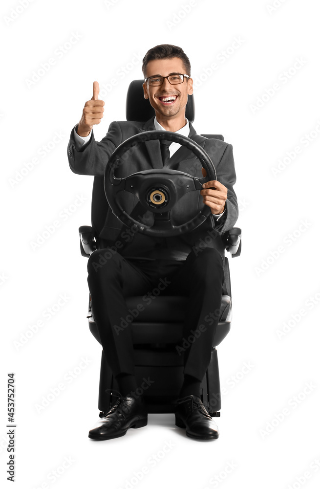 坐在汽车座椅上的商人，方向盘在白色背景上竖起大拇指