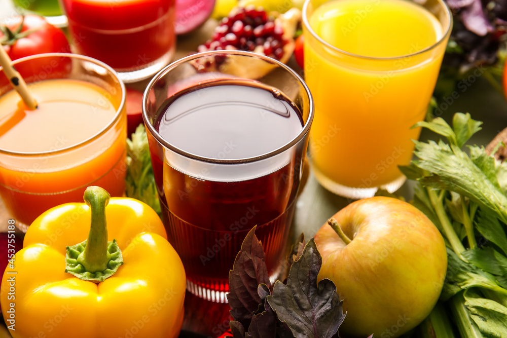 彩色木底健康果汁、水果和蔬菜玻璃杯
