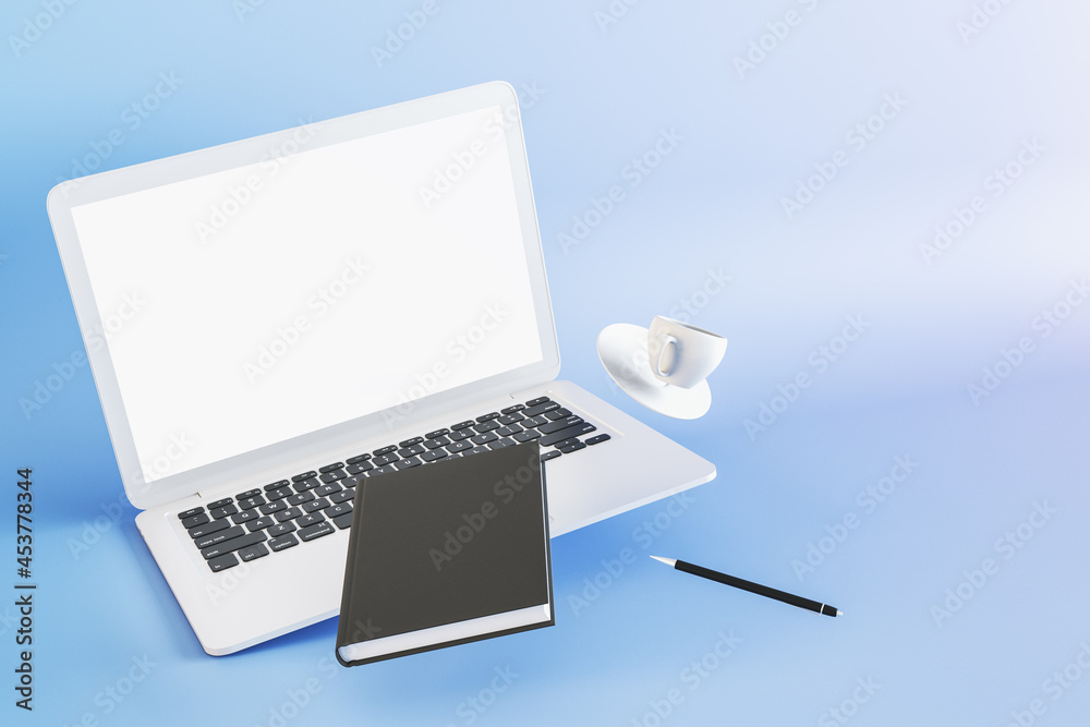 抽象桌面特写，带有空的白色笔记本电脑屏幕、记事本、咖啡杯和其他