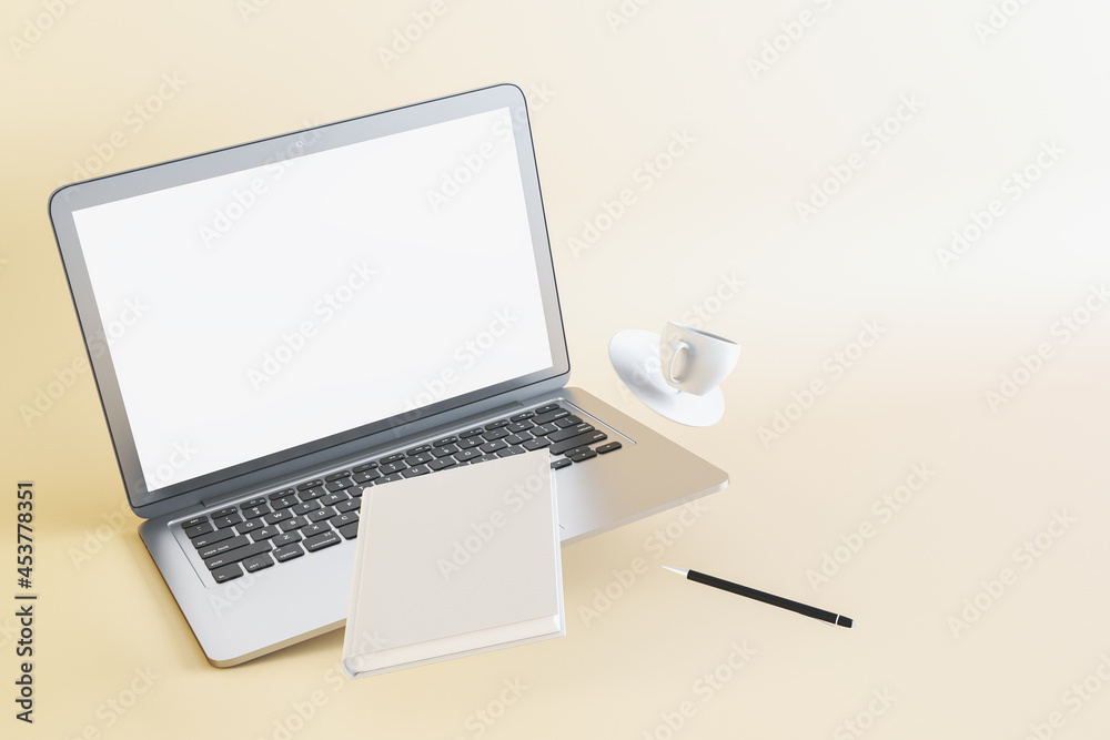 抽象桌面的特写，带有空的白色笔记本电脑屏幕、记事本、咖啡杯和其他