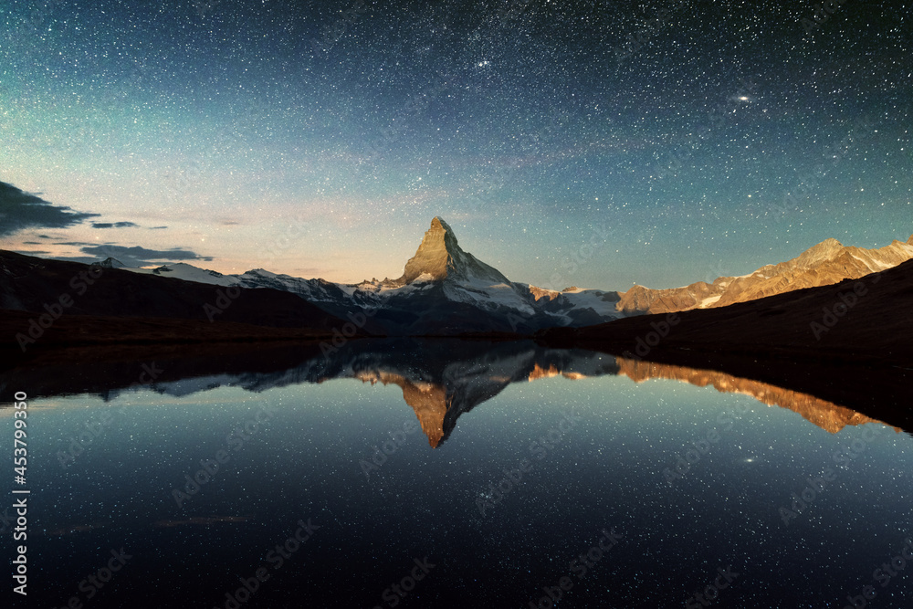 瑞士阿尔卑斯山的斯特利西湖和马特洪峰令人难以置信的夜景