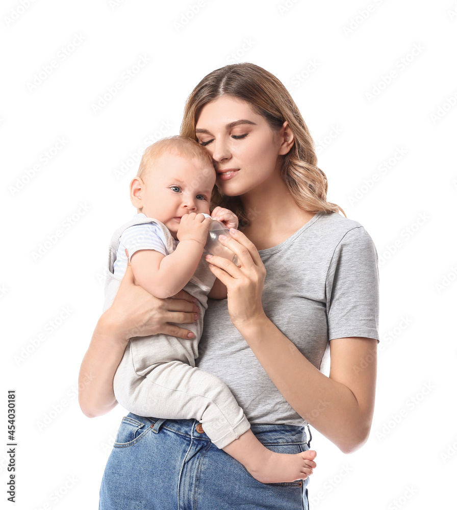 年轻的母亲在白色背景下给她可爱的宝宝喝水