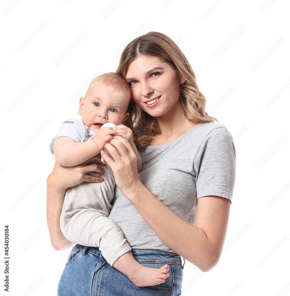年轻的母亲在白色背景下给她可爱的宝宝喝水
