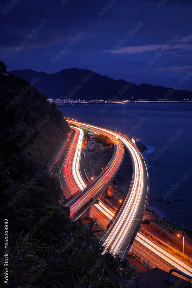 静冈县清水镇夜间高速公路路口的轻型汽车。