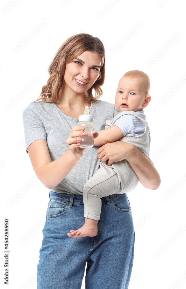 年轻的母亲带着小婴儿，白色背景上有一瓶水