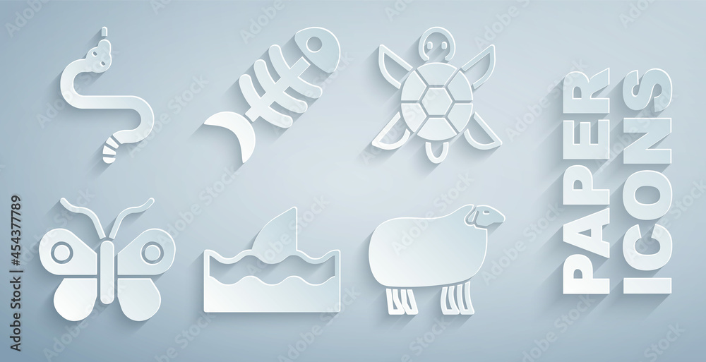 将鱼翅、海龟、蝴蝶、绵羊、鱼骨架和蛇图标放在海浪中。矢量