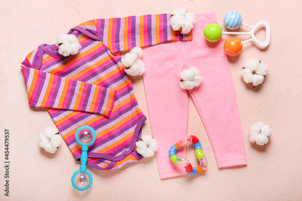 时尚的婴儿衣服，背景是玩具
