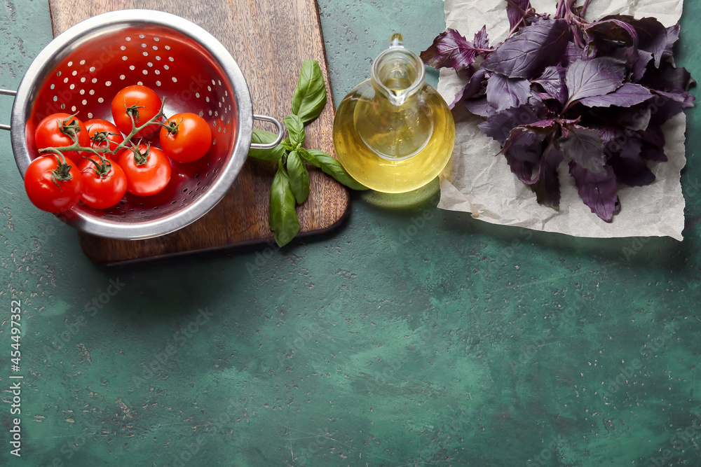 彩色背景上的新鲜罗勒、西红柿和油