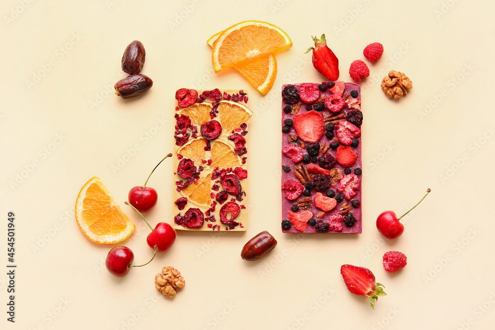 彩色背景上有水果、浆果和坚果的手工巧克力棒