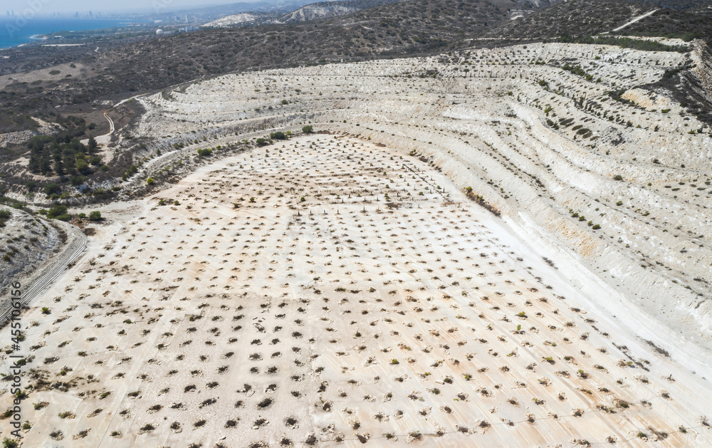 塞浦路斯利马索尔附近废弃石灰石采石场生态系统恢复工程鸟瞰图