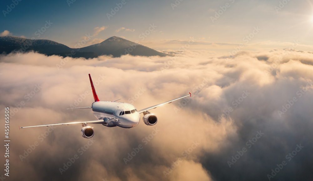 夏天日出时，飞机在云层上空飞行。有客机的风景，很美