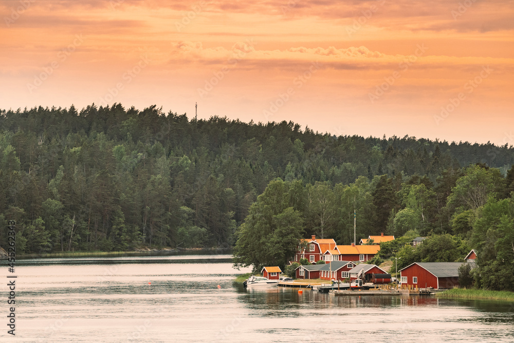瑞典。落基岛海岸许多美丽的红色瑞典木屋。兰湖或河