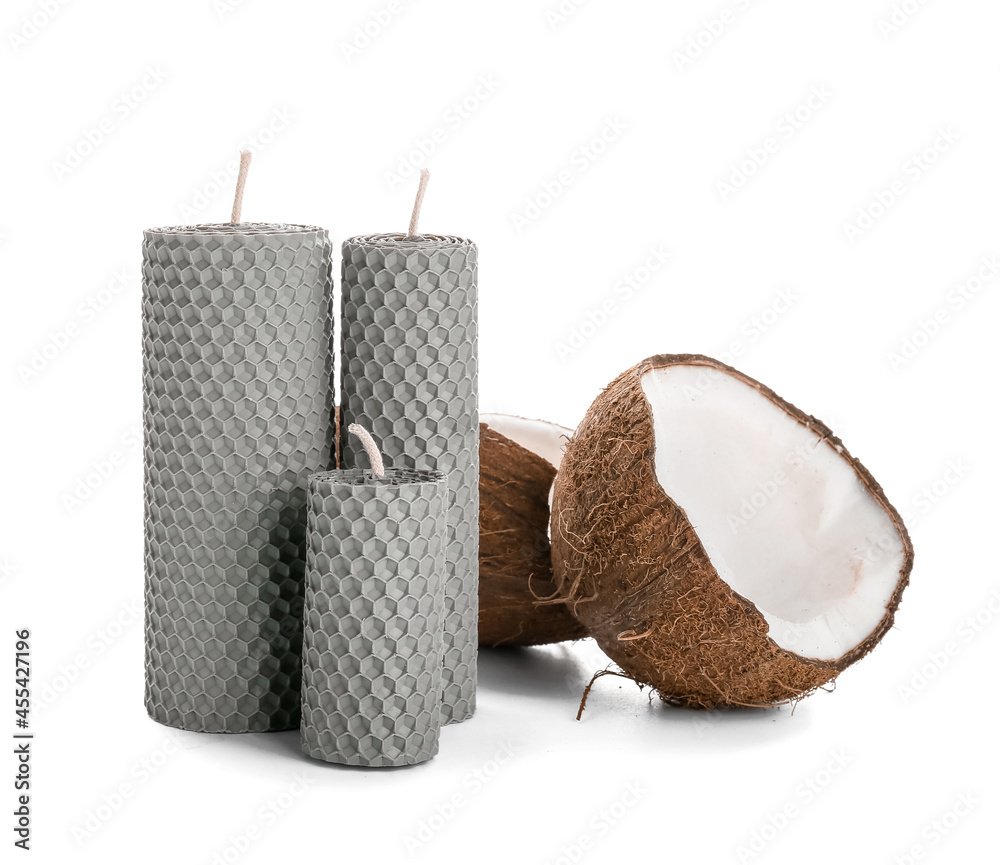白色背景上的蜡蜡烛和破裂的椰子