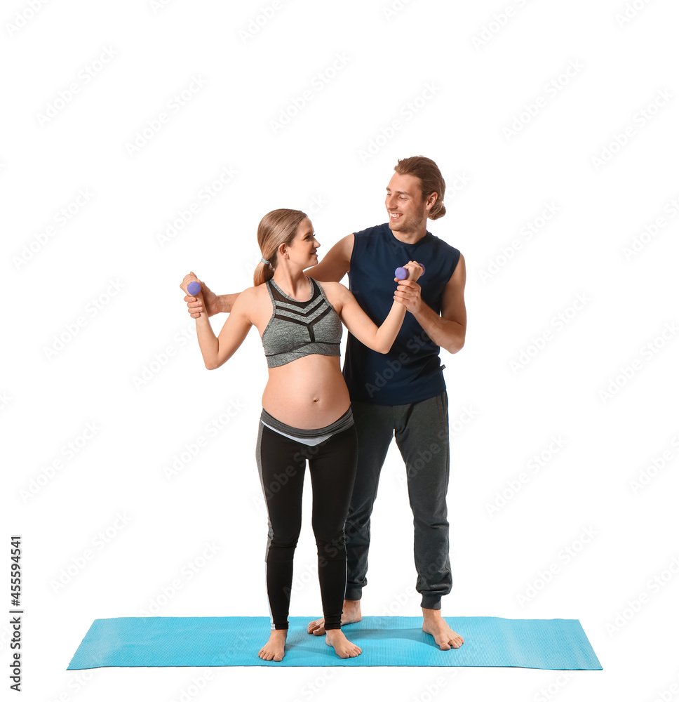 年轻孕妇和丈夫在白色背景下练习瑜伽