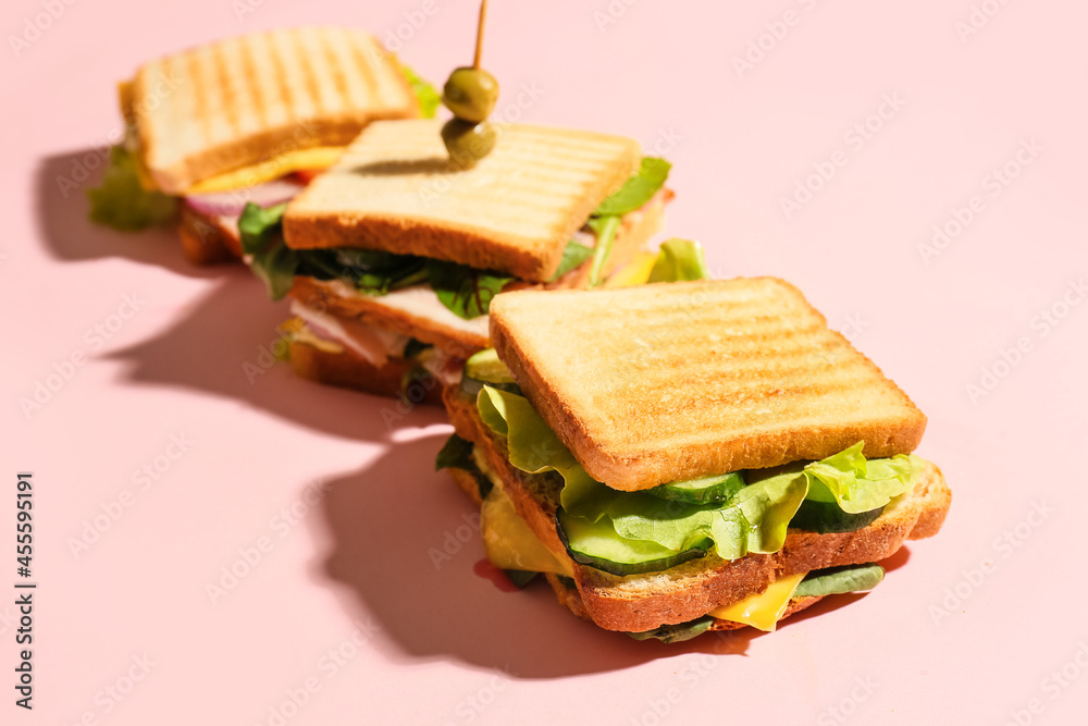 彩色背景的美味三明治，特写镜头